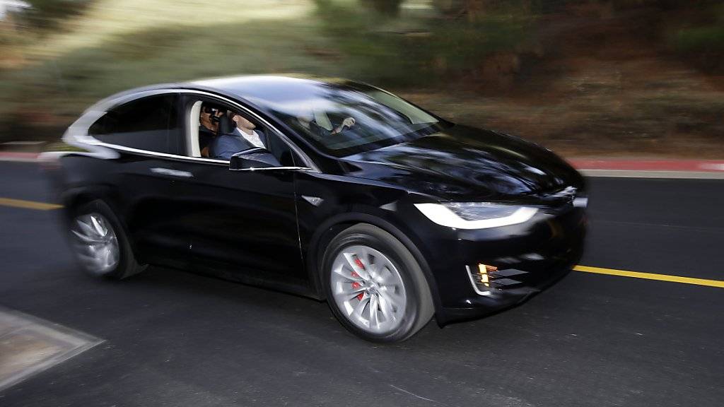 Der Fahrzeughersteller Tesla ruft rund 11'000 Fahrzeuge vom Typ Model X aufgrund von Sitzproblemen zurück. (Symbolbild)