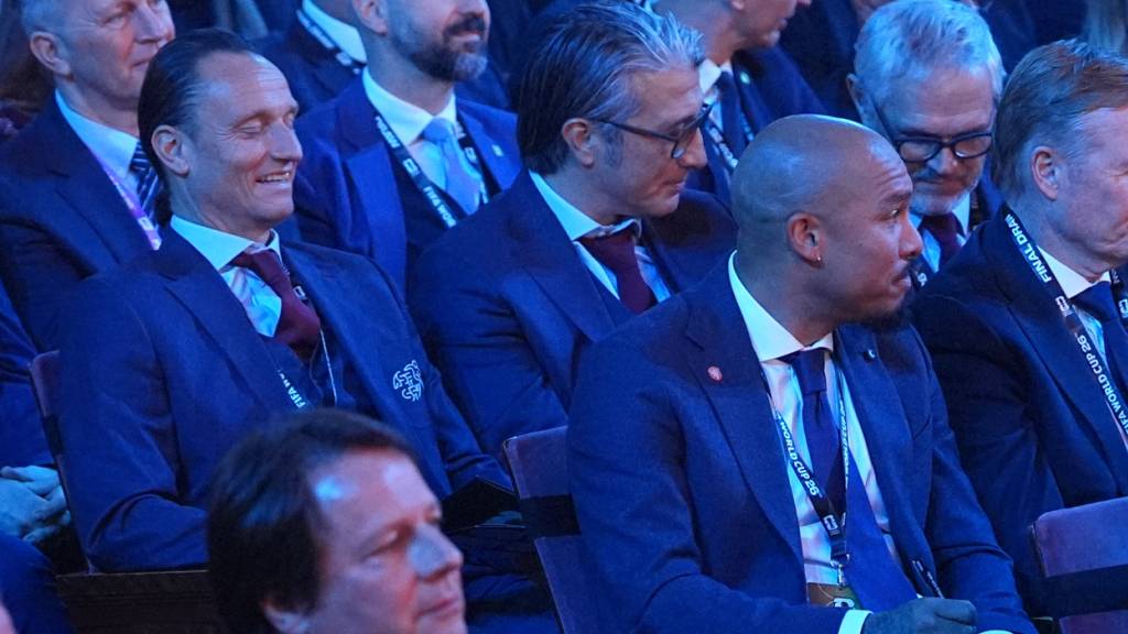 Murat Yakin und Adrian Arnold sind am Donnerstag wie schon im Dezember bei der Auslosung der WM-Gruppen inmitten der Fussball-Prominenz