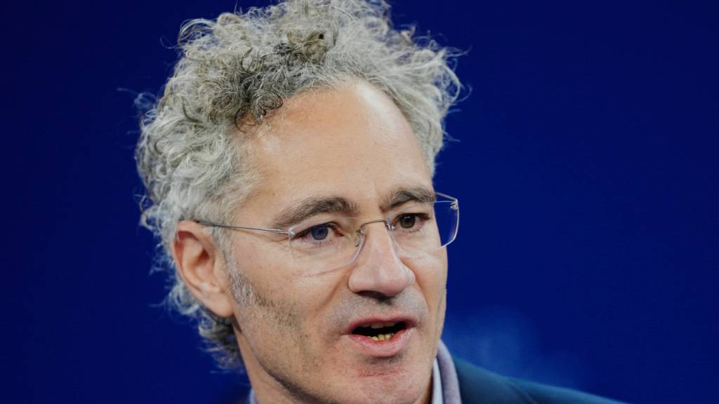 Nach Militär und Behörden suchen auch US-Unternehmen verstärkt KI-Hilfe bei Palantir. Firmenchef Alex Karp nutzt das für eine Attacke auf grosse KI-Anbieter. (Archivbild)