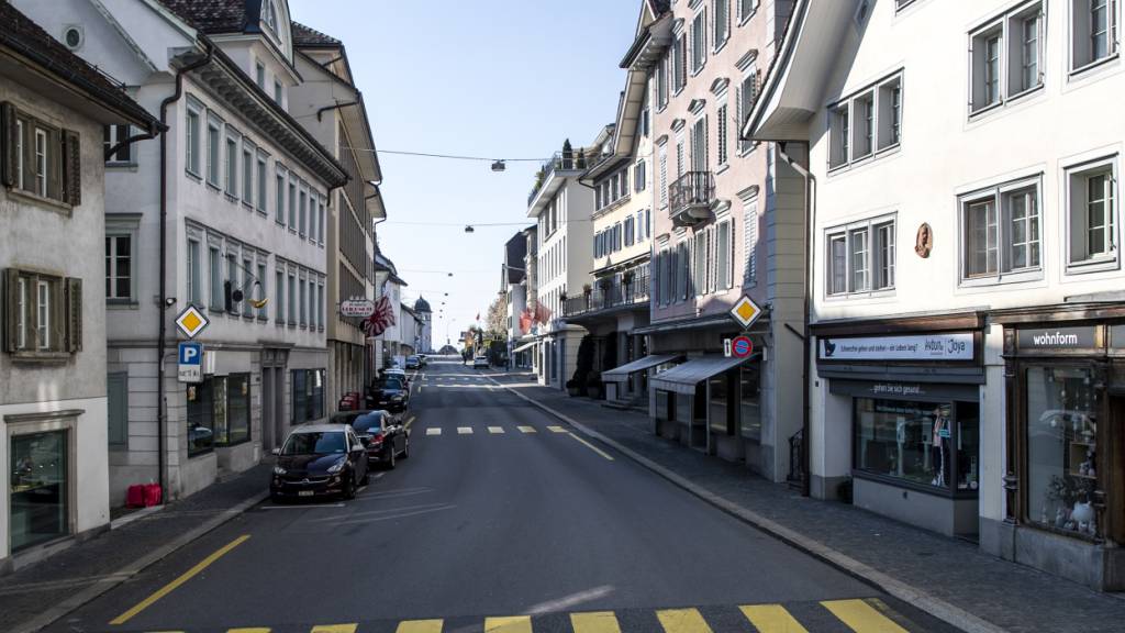 Die Herrengasse ist eine Kantonsstrasse, welche durch den Hauptort Schwyz führt. (Archivaufnahme)