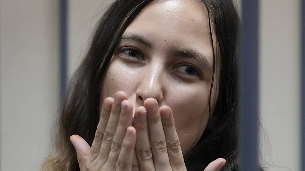 Alexandra Skotschilenko, Anti-Kriegs-Aktivistin und Künstlerin aus Russland, deutet einen Handkuss hinter Gittern im Gerichtssaal an. Foto: Dmitri Lovetsky/AP/dpa