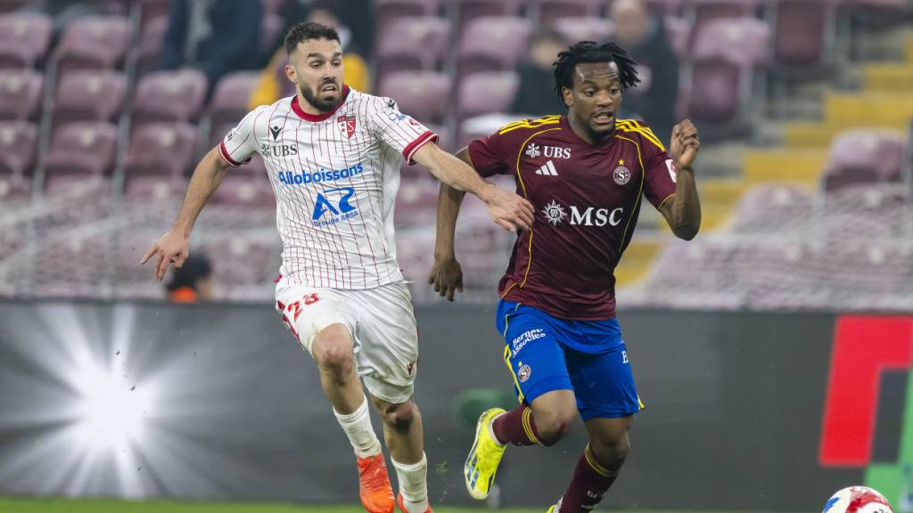 Sions Kreshnik Hajrizi (links) im Kampf um den Ball mit Servettes Junior Kadile