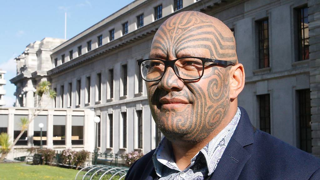 Rawiri Waititi, Co-Vorsitzender der Maori-Partei, steht für ein Foto vor dem neuseeländischen Parlament.