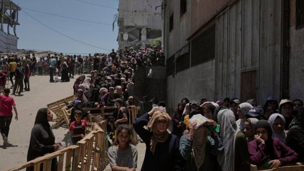Palästinenser stehen an, um Säcke mit Mehl zu erhalten, die vom Welternährungsprogramm (WFP) in Gaza-Stadt im nördlichen Gazastreifen verteilt wurden. Foto: Jehad Alshrafi/AP/dpa