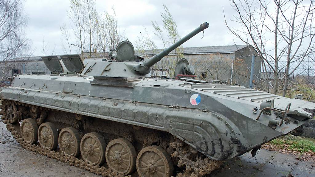 ARCHIV - Im Gewerbegebiet von Grimmen fährt ein Schützenpanzer (BMP-1) sowjetischer Bauart über eine Panzerstrecke. Die Bundesregierung hat einer Lieferung von Schützenpanzern aus Tschechien in die Ukraine zugestimmt. Foto: Stefan Sauer/dpa-Zentralbild/dpa