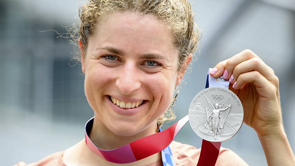 Marlen Reusser präsentiert stolz ihre im Zeitfahren gewonnene Silbermedaille