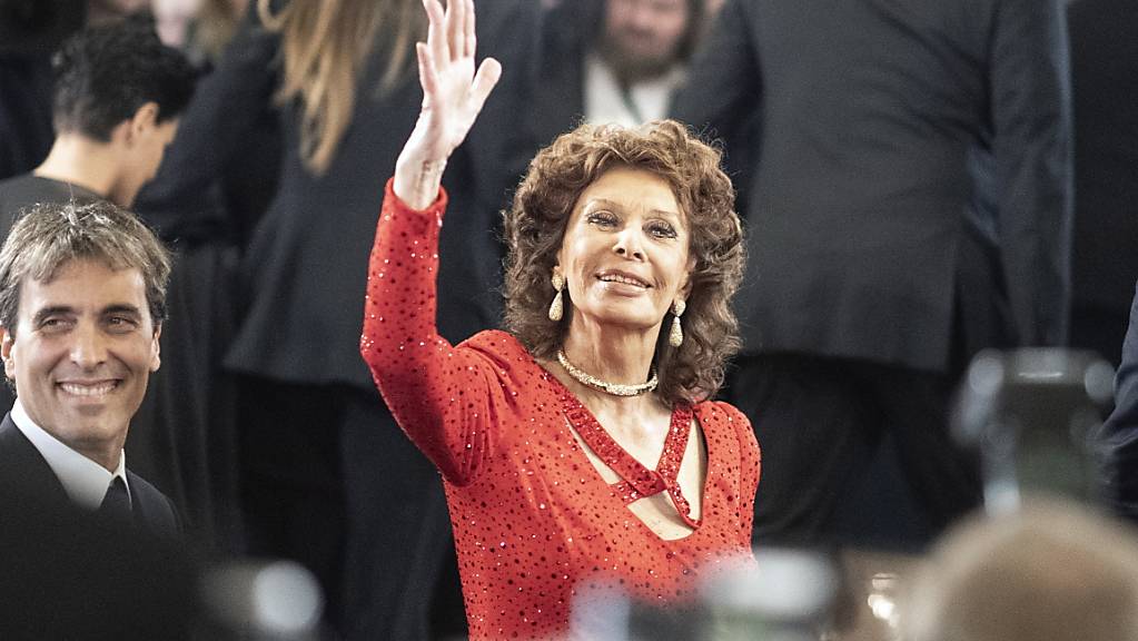 Sophia Loren hat am Sonntag den Europäischen Kulturpreis «Taurus» für ihr Lebenswerk erhalten. Ihr Sohn, der Dirigent Carlo Ponti jr. (l), pries seine Mutter in seiner Laudatio nicht nur als Künstlerin, sondern als äusserst soziale Frau.