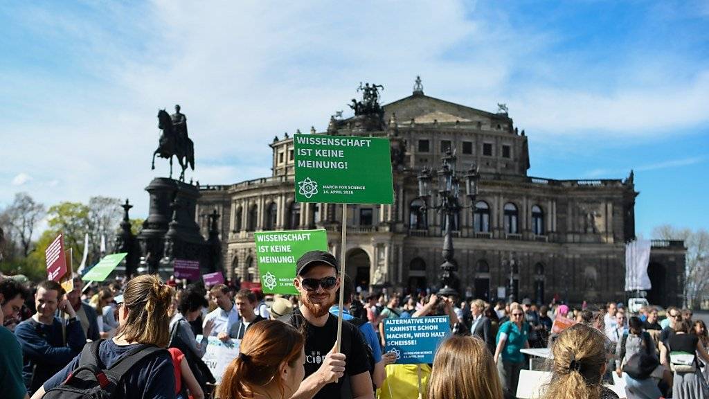 Beim «March for Science» sind am Samstag in vielen Teilen der Welt Tausende Menschen für die Freiheit der Forschung auf die Strasse gegangen. Sie traten zudem für die Anerkennung wissenschaftlicher Erkenntnisse ein. (Bild: Demonstration in Dresden)