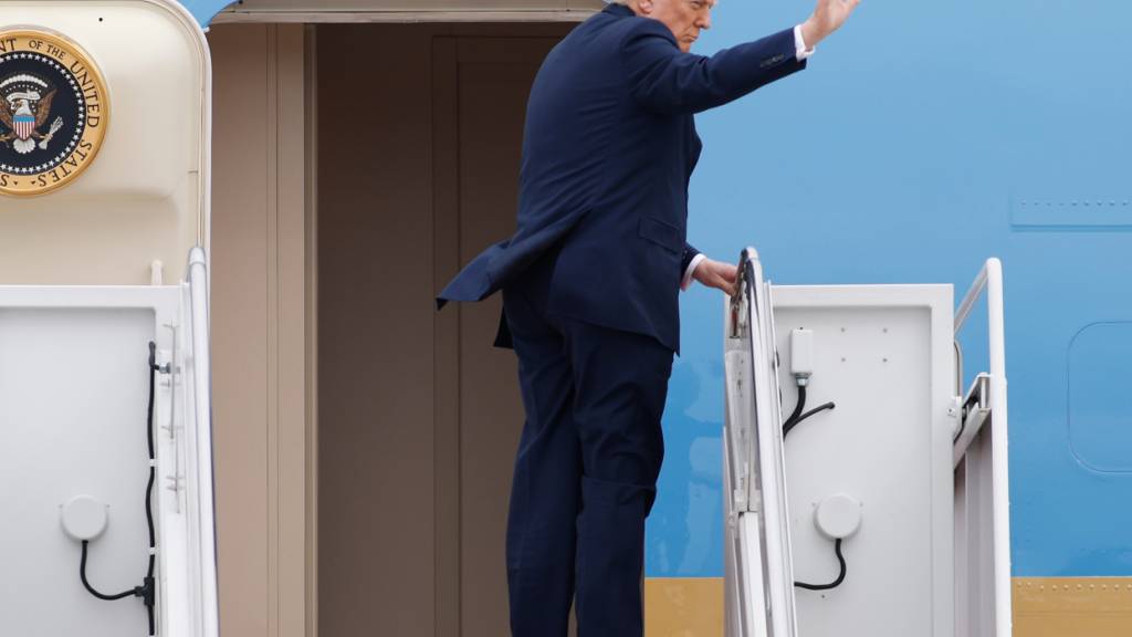 US-Präsident Donald Trump winkt, bevor er an Bord der Air Force One auf der Joint Base Andrews geht. Foto: Luis M. Alvarez/AP/dpa