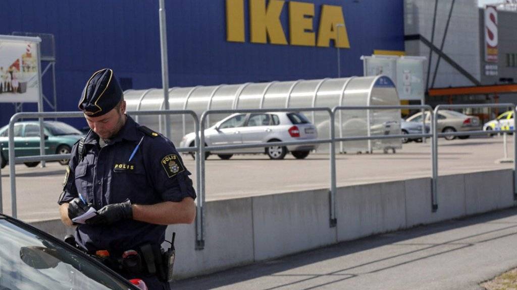 Während die Ikea-Filiale in Västerås ihre Türen für die Kunden wieder geöffnet hat, sucht die Polizei weiter nach dem Motiv der tödlichen Messerattacke.