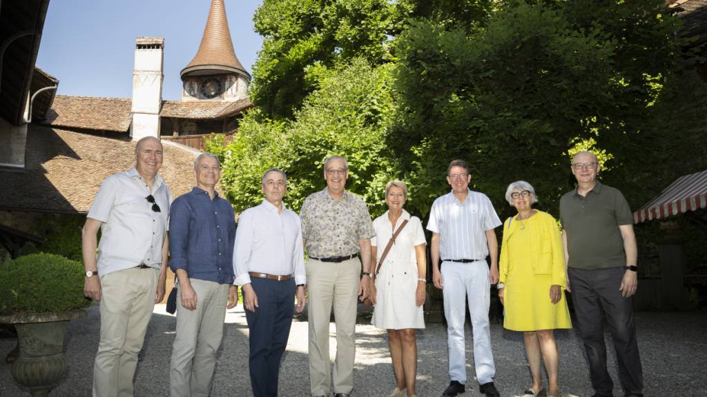 Auf das Bundesratsreisli ging es Ende Juni noch im Kollektiv, ihre Sommerferien aber werden die sieben Regierungsmitglieder (hier mit Bundeskanzler Viktor Rossi an ihrer Seite) getrennt verbringen. (Archivbild)