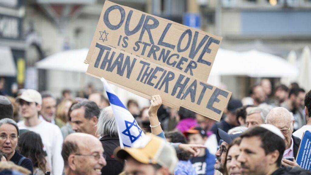 Der Terror gegen Israel bewegt in der Schweiz viele Menschen. Am Dienstagabend nahmen in Zürich mehr als tausend Menschne an einer Solidarätätskundgebung teil.