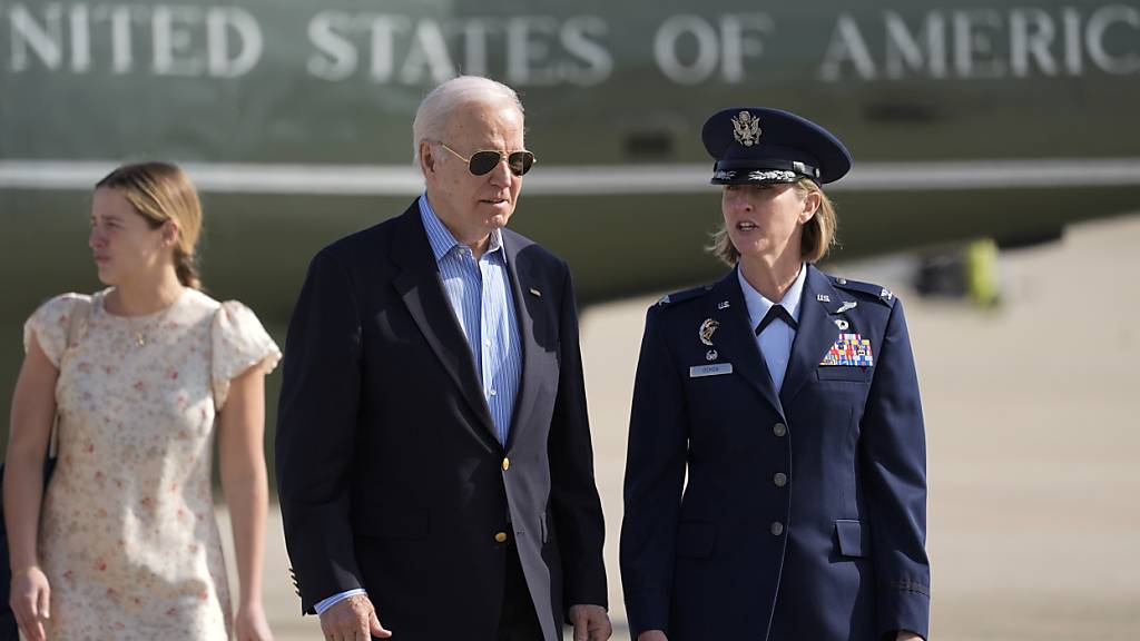 Joe Biden (M), Präsident der USA wird von Oberst Angela Ochoa (r), Kommandeurin der 89. Lufttransportstaffel der Luftwaffe, und seiner Enkelin Finnegan Biden begleitet. Biden ist auf dem Weg nach Italien zum G7-Gipfel. Foto: Alex Brandon/AP/dpa