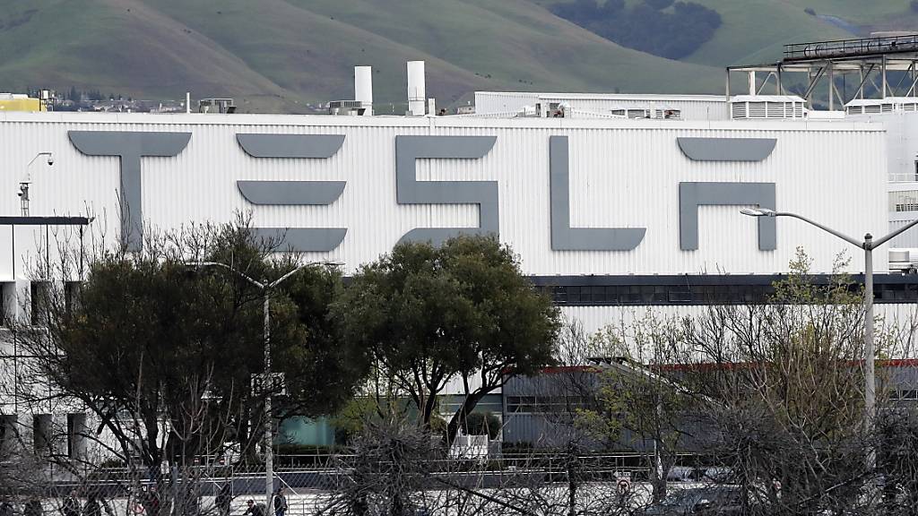 Der Tesla-Konzern will die Produktion in seinem kalifornischen Werk wieder aufnehmen und hat dazu erste Mitarbeiter zurück in die Fabrik gerufen. (Archivbild)