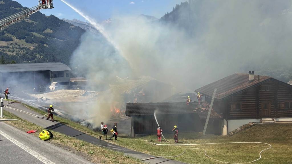 Feuerwehrleute erleiden bei Grossbrand in Fideris Kreislaufprobleme