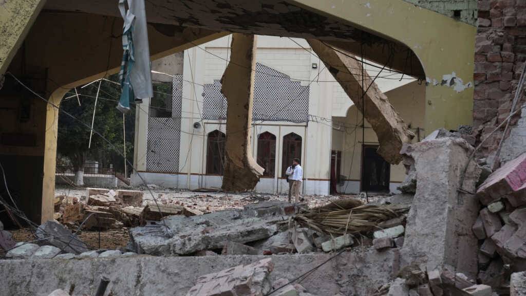 Ein Medienvertreter geht durch die Trümmer einer Moschee, die durch einen indischen Raketenangriff beschädigt wurde, in Muridke, einer Stadt in der pakistanischen Provinz Punjab. Foto: K.M. Chaudary/AP/dpa