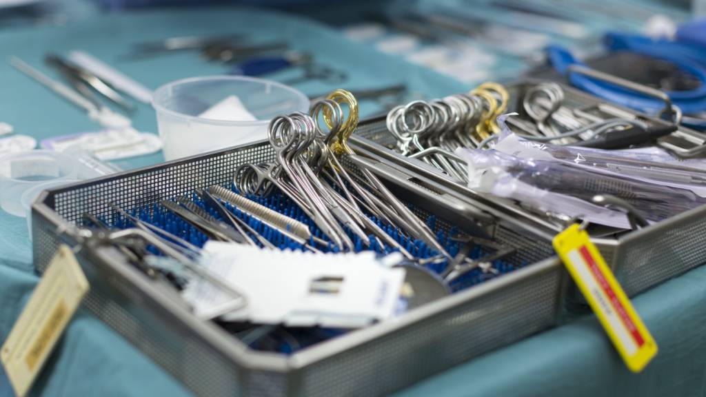 Berner Chirurg steht wegen mangelhafter Implantate vor Gericht