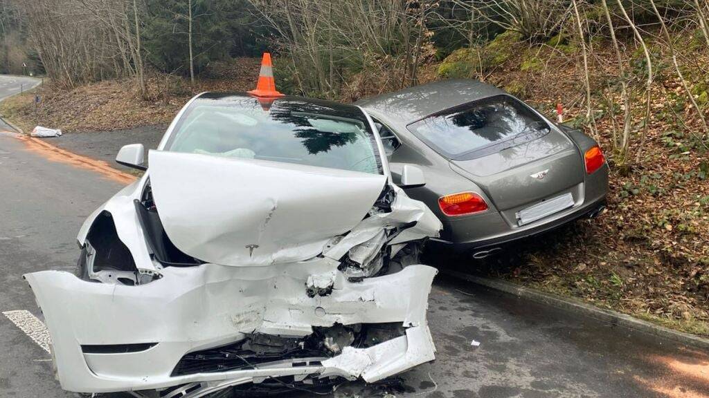 Die Autos wurden beim Unfall stark beschädigt.