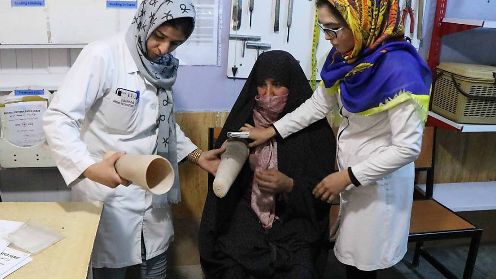 Eine Frau erhält in einem medizinischen Zentrum des IKRK in Afghanistan eine Armprothese. (Archivbild)