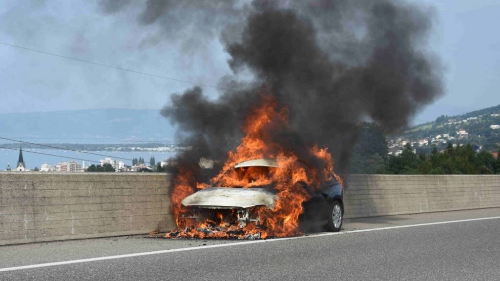 Auf der Autobahn A1 ist am frühen Freitagabend ein Auto in Brand geraten. Der 44-jährige Autofahrer konnte sein Fahrzeug unverletzt verlassen.