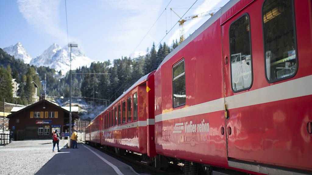 Die RhB erreicht die Umsetzung des Behindertengleichstellungsgesetzes nicht fristgerecht. Obwohl 1500 Millionen Franken in neues Rollmaterial und den Umbau von Bahnhöfen geflossen sind, gibt es immer noch 56 von 104 RhB-Bahnhöfen, die eingeschränkte Reisende nicht autonom nutzen können. (Archivbild)