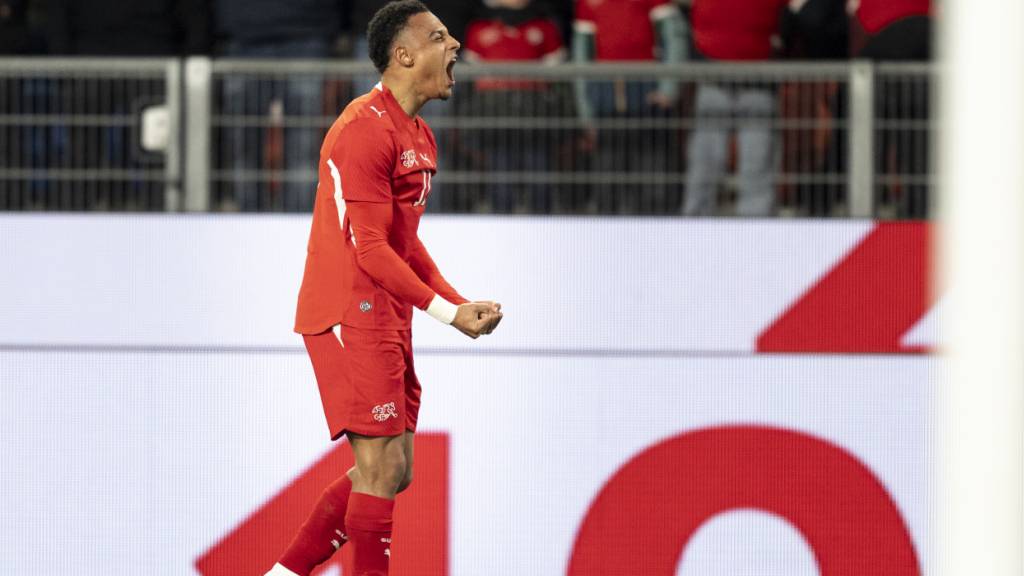 Dan Ndoye jubelt über seinen Treffer im Testspiel gegen Deutschland