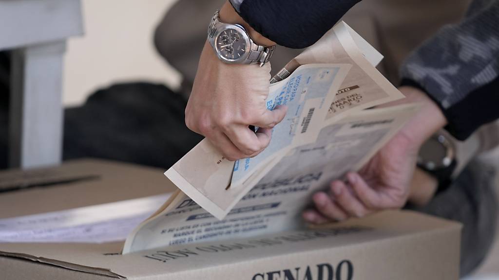 Ein Mann gibt während der Parlamentswahl seinen Stimmzettel ab. Zweieinhalb Monate vor der Präsidentschaftswahl in Kolumbien ist das linke Wahlbündnis «Pacto Histórico» bei der Parlamentswahl eine der stärksten Kräfte geworden.