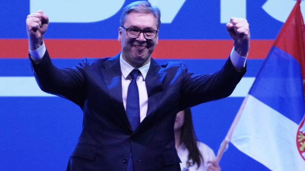 ARCHIV - Serbiens Präsident Aleksandar Vucic grüßt seine Anhänger, die sich bei einer großen Kundgebung zu seiner Unterstützung versammelt haben. Foto: Darko Vojinovic/AP/dpa/Archivbild