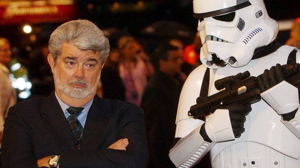 So traurig: In «Star Wars VII» stehen die Storm Trooper (r) erstmals nicht mehr unter der Fuchtel von George Lucas (l., Archiv).