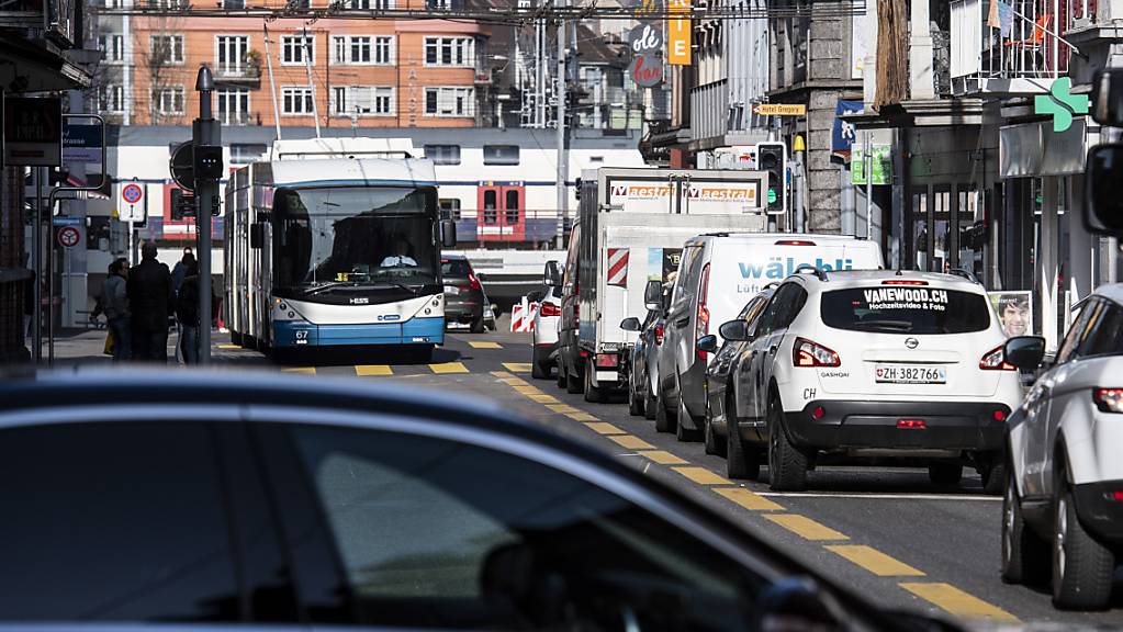 Der Bundesrat will mit Mobility Pricing Verkehrsspitzen brechen und die Kapazitäten auf den Strassen und Schienen besser nutzen. (Archivbild)