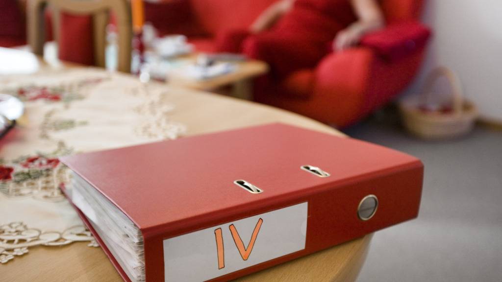 Die Invalidenversicherung (IV) muss erneut reformiert werden. Für deren Sanierung schlägt der Bundesrat als Ultima Ratio vor, die Lohnbeiträge zu erhöhen. (Themenbild)