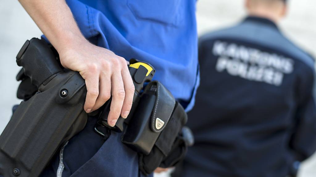 Die Kantonspolizei Aargau hat am frühen Freitagmorgen in Rupperswil und Ennetbaden drei mutmassliche Diebe und Einbrecher festgenommen. (Symbolbild)