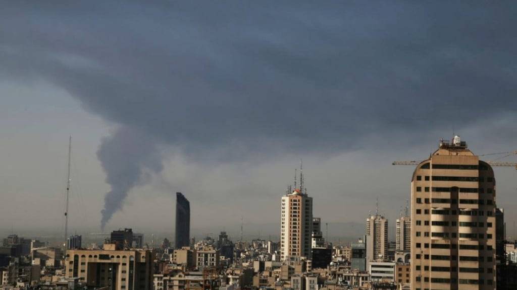 Aus einer Öleinrichtung im Süden Teherans, Iran, steigt enormer Rauch auf, nachdem sie am Samstag von einem israelischen Angriff getroffen wurde. Foto: Uncredited/AP/dpa