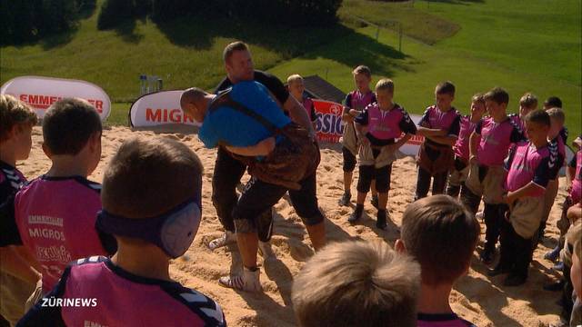 Matthias Glarner schwingt mit dem Nachwuchs