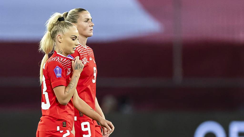 Düstere Blick von Ana-Maria Crnogorcevic und Alisha Lehmann nach dem Fehlstart in das Spiel gegen Spanien