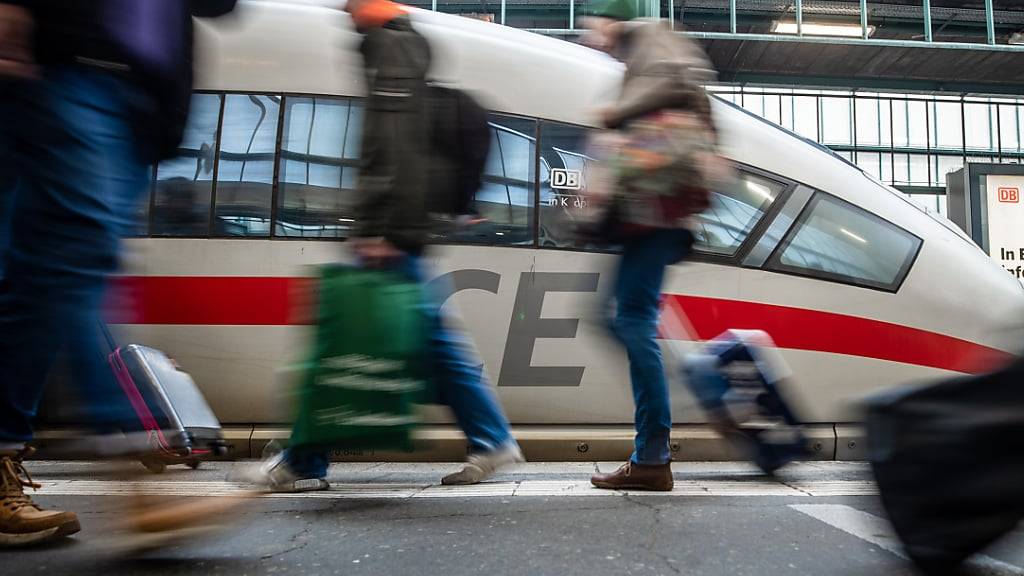 Der Streik der deutschen Lokführergewerkschaft GDL ist nach dem Start im Güterverkehr auch im Personenverkehr angelaufen. Seit Mittwochmorgen um 2.00 Uhr gilt damit der stark eingeschränkte Notfahrplan der Deutschen Bahn, wie das Unternehmen in der Nacht mitteilte. (Archivbild)