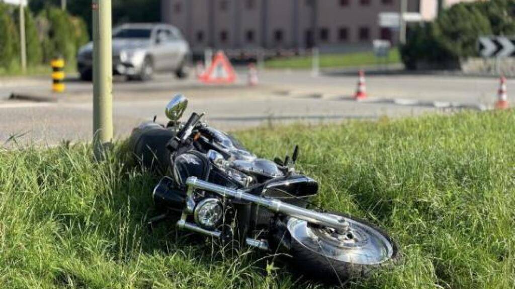 Bei dem Unfall in einem Kreisel in Wädenswil verletzte sich der 70-jährige Motorradlenker schwer.