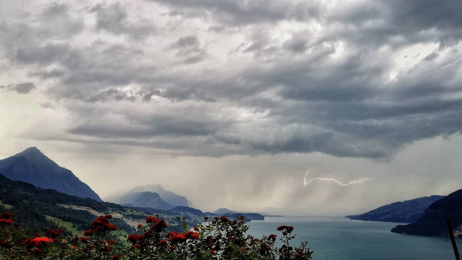 Ein Gewitter über dem Thunersee. (Symbolbild)