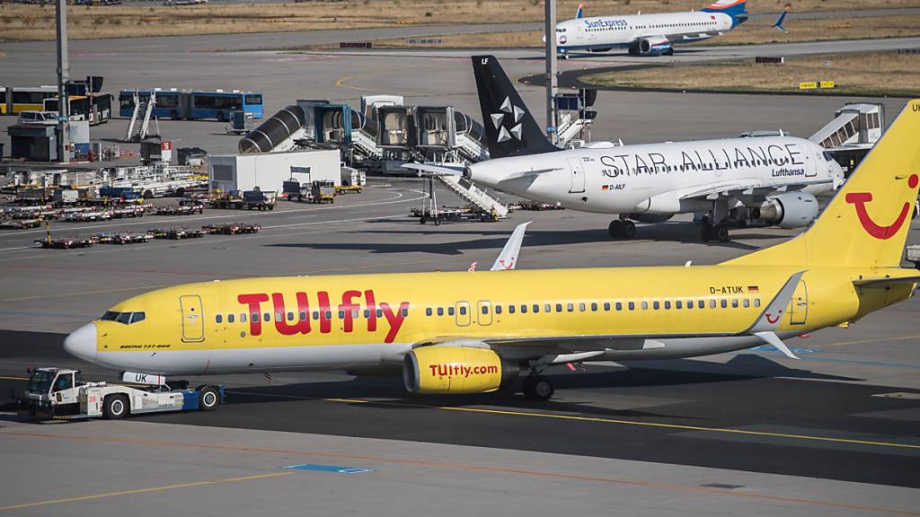 Der Reisekonzern Tui will den deutschen Ferienflieger Tuifly wegen der Coronakrise um rund die Hälfte verkleinern. (Archivbild)