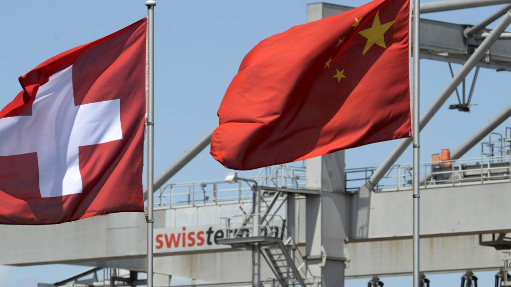 Die Ökonomen der UBS sehen im wirtschaftlichen Aufstieg Chinas eine grosse Herausforderung für die Schweizer Wirtschaft. Chinesische Anbieter werden zunehmend zu Konkurrenten in den Branchen Maschinenbau, Elektrotechnik oder Chemie. (Archivbild)