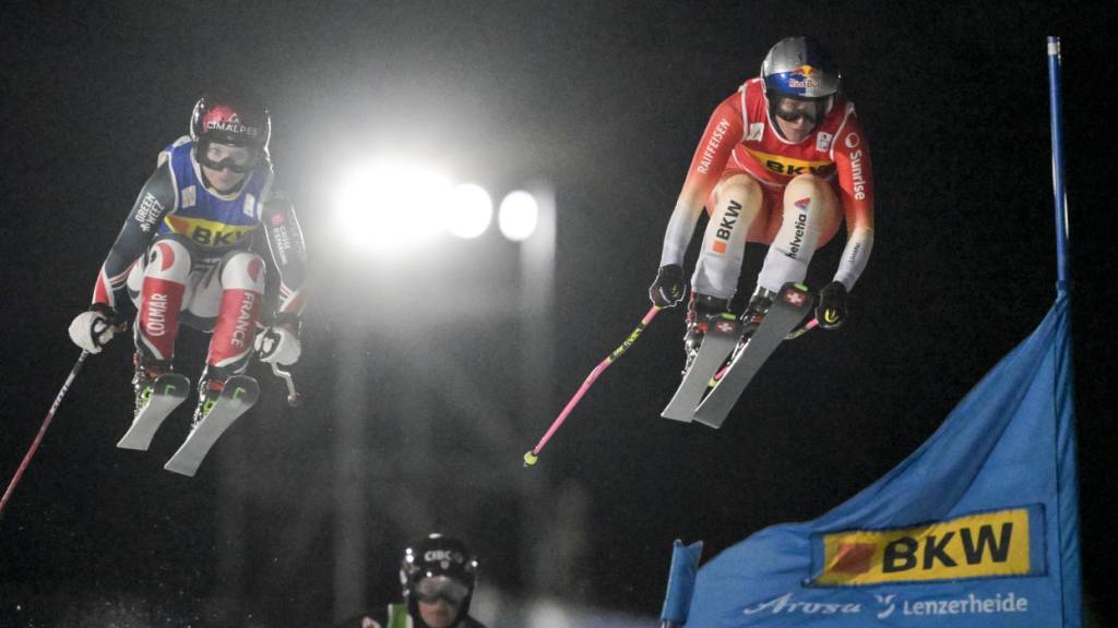 Fanny Smith (rechts) hat am Heim-Weltcup in Arosa erst im Final die Nase nicht mehr vorne