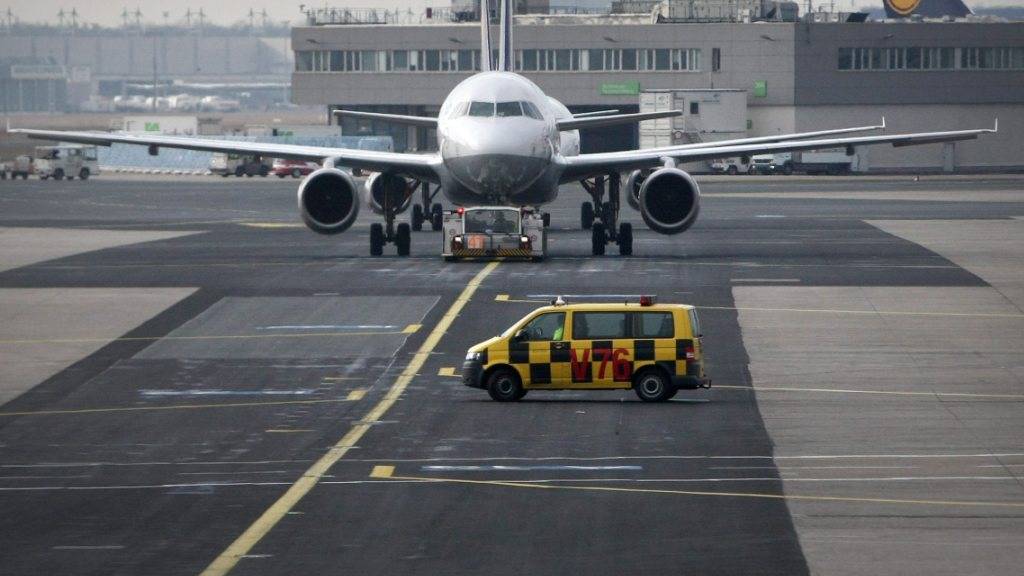 Auf dem Rollfeld des Frankfurter Flughafens sind am Samstagabend zwei Flugzeuge zusammengestossen. Verletzt wurde niemand. (Symbolbild)