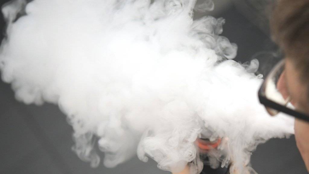 Junge Menschen greifen vor allem wegen der Aromastoffe zur E-Zigarette. (Symbolbild)