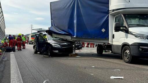 Vier Verletzte bei Kollision Auto-Lieferwagen auf A1 bei Geroldswil