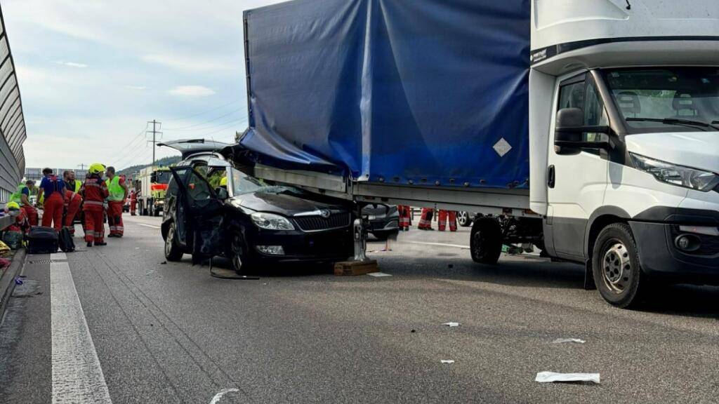 Durch den Zusammenprall mit dem Lieferwagen auf der Autobahn wurden die vier Insassen des Autos im Fahrzeug eingeklemmt und mussten von der Feuerwehr befreit werden. Der Lieferwagenfahrer blieb unverletzt.