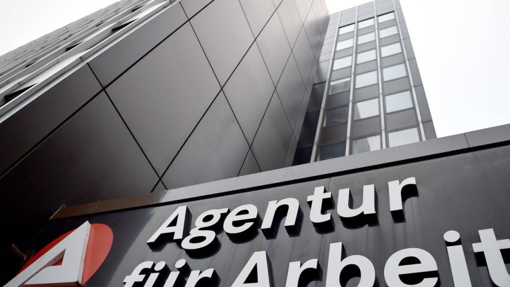 Die Zahl der Arbeitslosen in Deutschland liegt noch knapp unter 3 Millionen. (Archivbild)