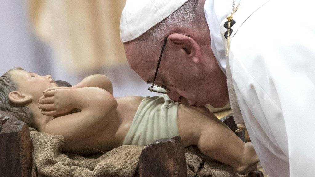 Papst Franziskus rief bei der traditionellen Christmesse an Heiligabend zu Nächstenliebe und Gastfreundschaft auf.