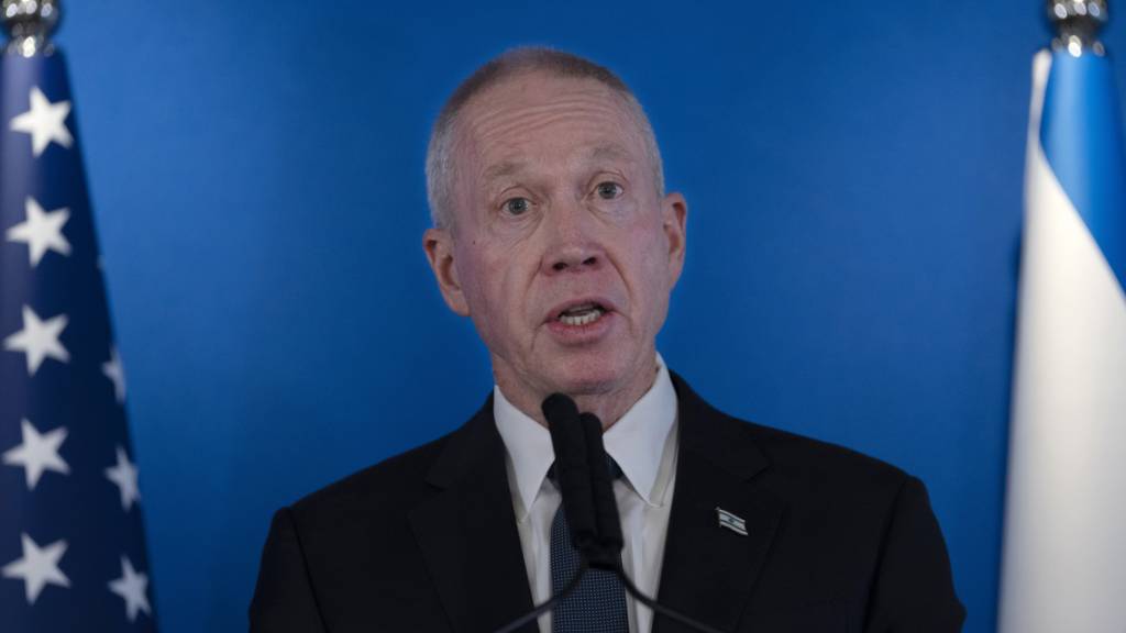ARCHIV - Joav Galant, Verteidigungsminister von Israel, spricht während einer gemeinsamen Erklärung mit dem US-Verteidigungsminister Austin nach ihrem Treffen auf dem internationalen Flughafen Ben Gurion. Foto: Maya Alleruzzo/AP/dpa