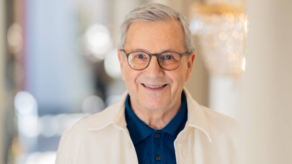 PRODUKTION - Jan Hofer steht bei einem Pressetermin im Grandhotel Schloss Bensberg. (zu dpa: «Jan Hofer stürzt bei Glatteis - ironisches Danke an den Nabu») Foto: Rolf Vennenbernd/dpa