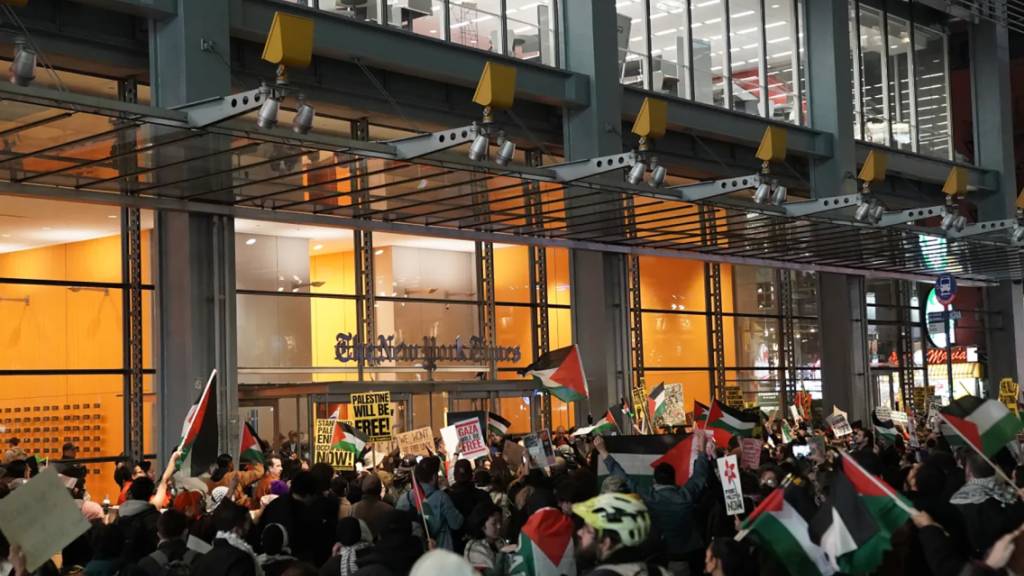 Studentische Demonstrierende blockieren den Eingang der «New York Times». Foto: Barry Williams/TNS via ZUMA Press Wire/dpa